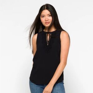 DANIEL RAINN
Quin Keyhole Crochet Blouse